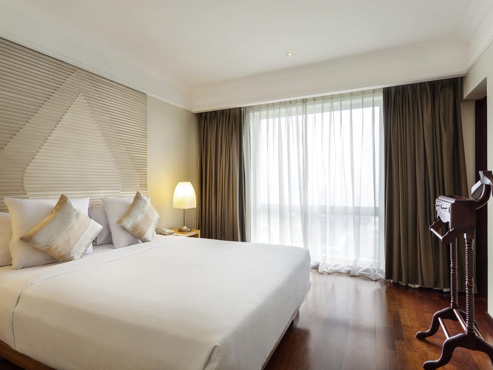 Superior Suite, 1 King Bed | In-room safe, desk, blackout drapes, soundproofing