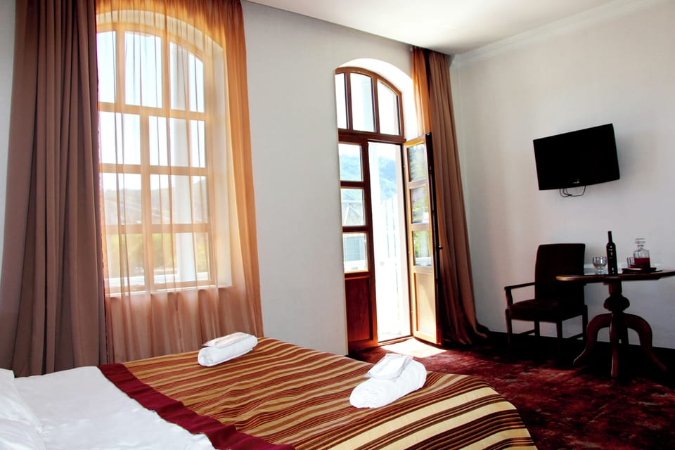 In-room safe, WiFi (free)
