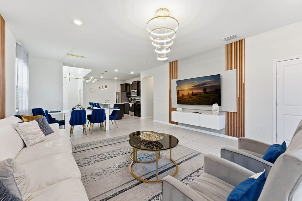 House (6 Bedrooms) | Living area | 50-inch Smart TV with cable channels