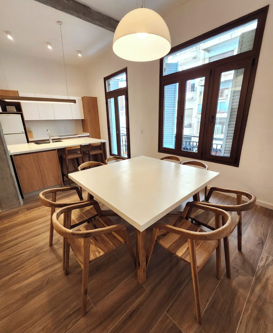Luz natural y diseño contemporáneo. Un amplio comedor con grandes ventanales.