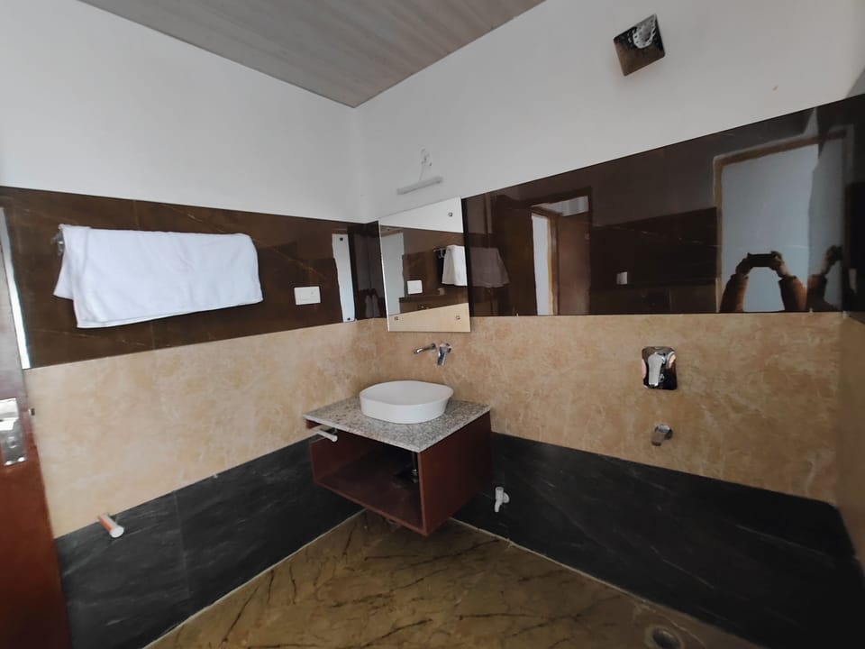Suite | Bathroom | Shower, eco-friendly toiletries, towels, soap