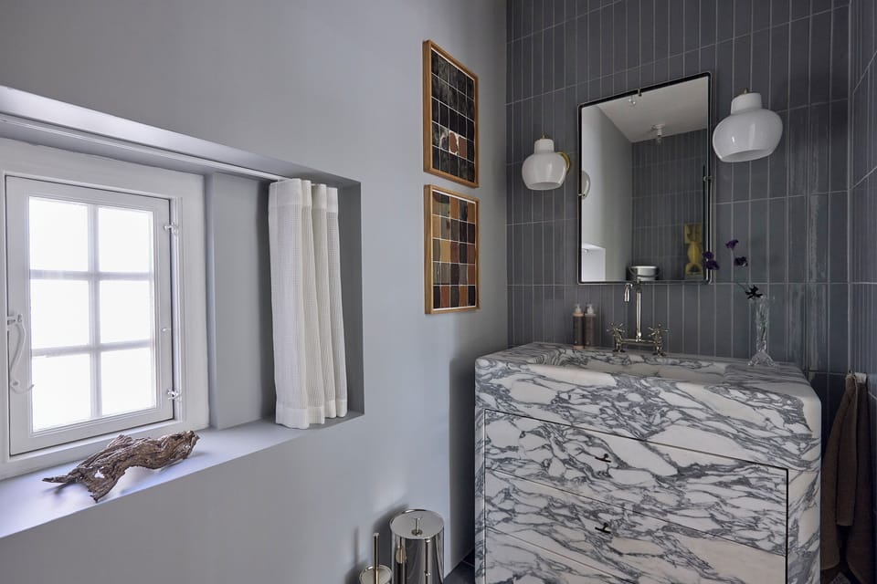 The Cosy | Bathroom | Shower, hair dryer, slippers, towels