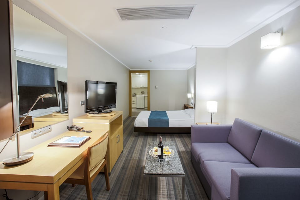 Business Suite | Minibar, in-room safe, desk, blackout drapes