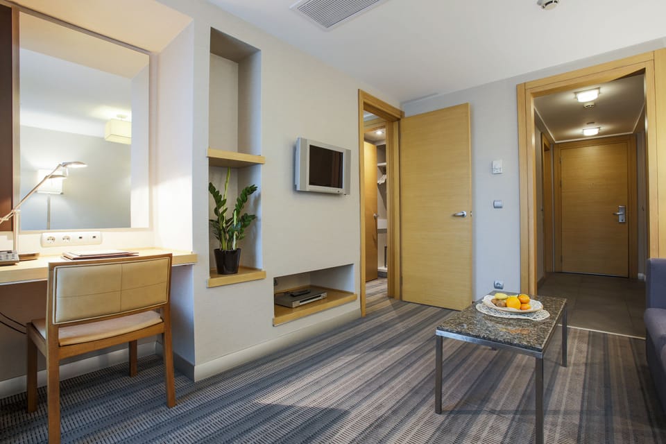 Deluxe Suite | Living area | 32-inch LCD TV with satellite channels, TV