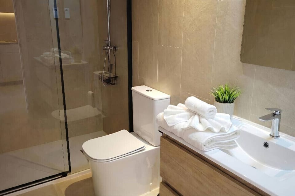 Bathroom, Walk in shower, Luxury towels.
