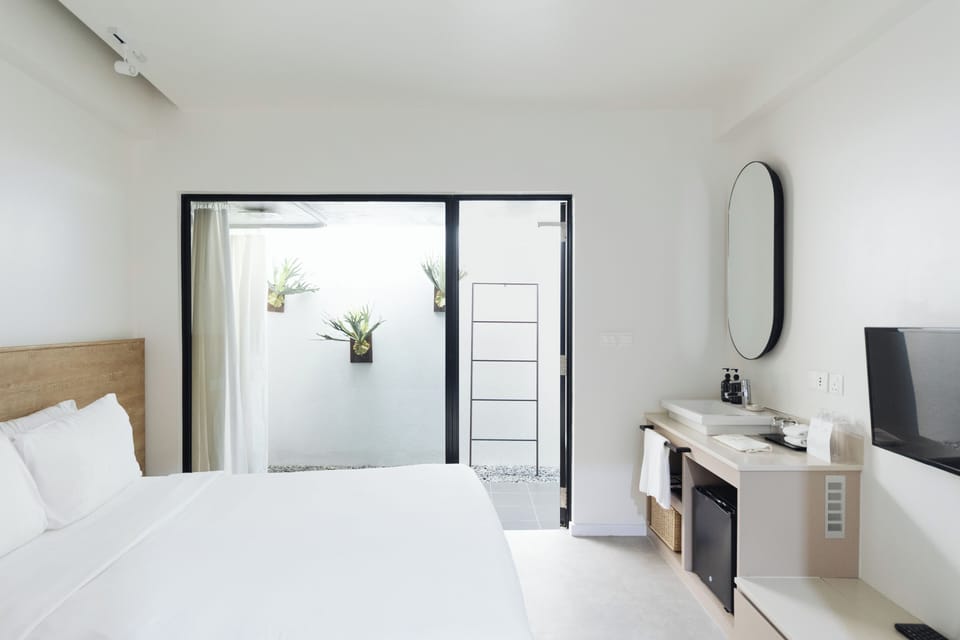 Standard Room | In-room safe, desk, blackout drapes, iron/ironing board (on request)