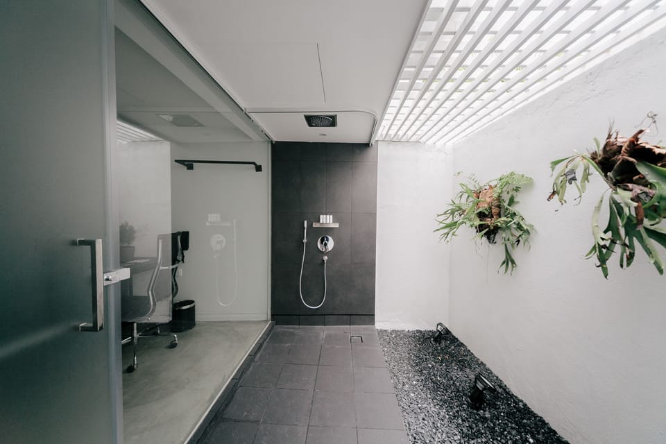 Business Room | Bathroom shower