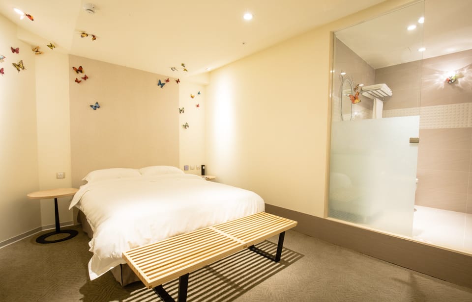 In-room safe, free WiFi, bed sheets