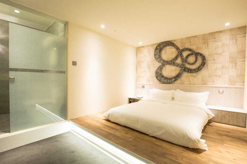 In-room safe, free WiFi, bed sheets