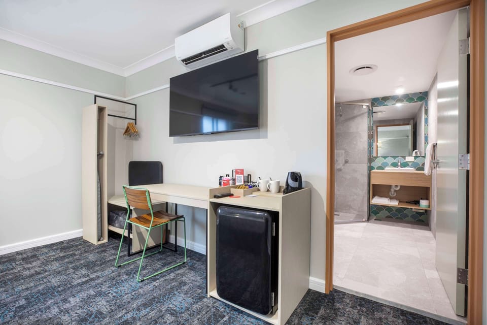 Iron/ironing board, WiFi (free), bed sheets