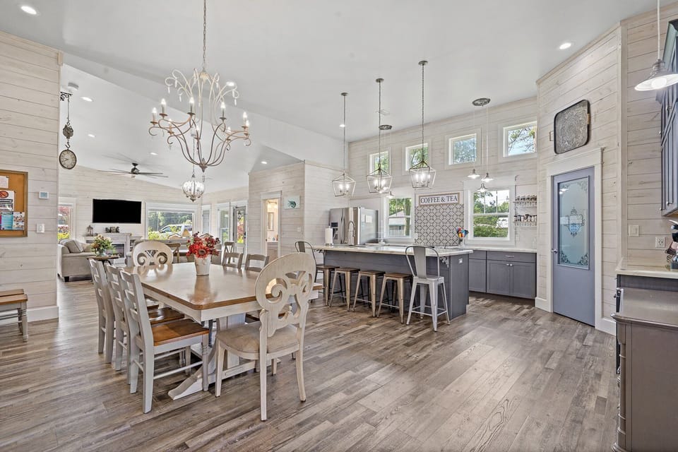 House, Multiple Beds, Pool Access, Pool View (Oak Manor) | Dining