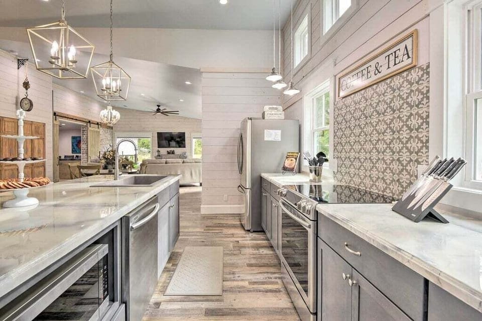 House, Multiple Beds, Pool Access, Pool View (Oak Manor) | Private kitchen