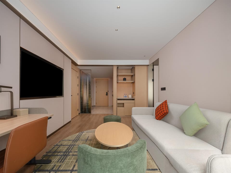 Deluxe Suite, 1 King Bed | Living area