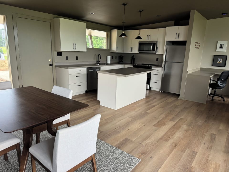 Full kitchen and 4 top table