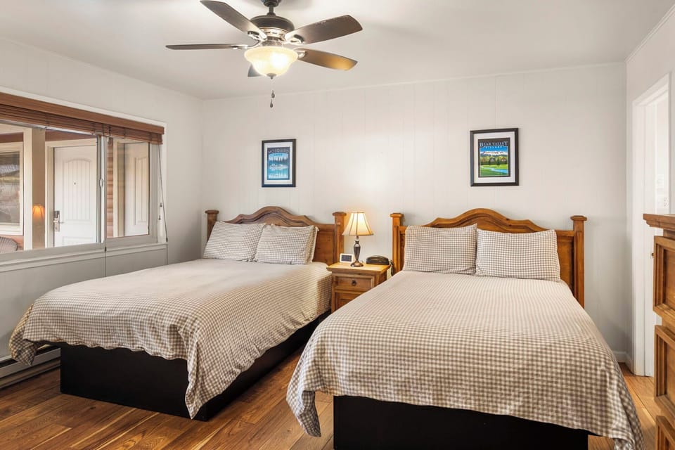 2 Double Beds