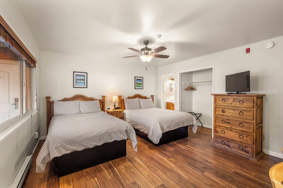 2 Double Beds