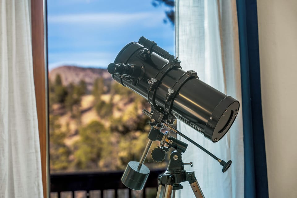 🔭✨ Stargaze in style! A telescope ready for moon views and night-sky spotting—plus beautiful mountain scenery by day 🌄🌲