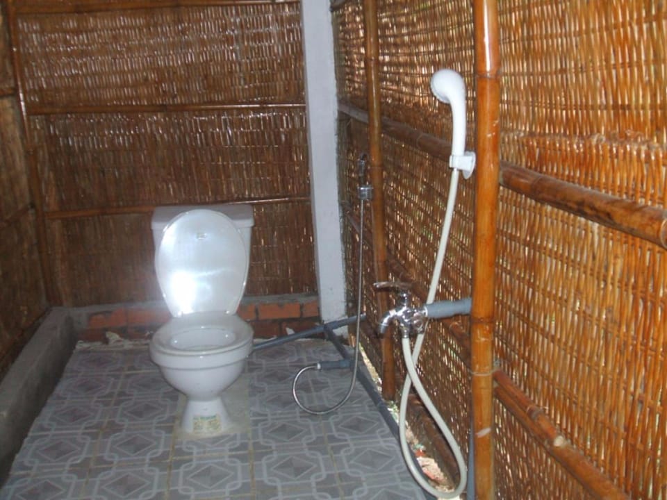 Bungalow | Bathroom | Shower, free toiletries, slippers, towels