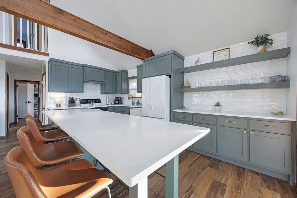 Fully stocked kitchen with basic spices and oil, bar seating for 6 (entry level)