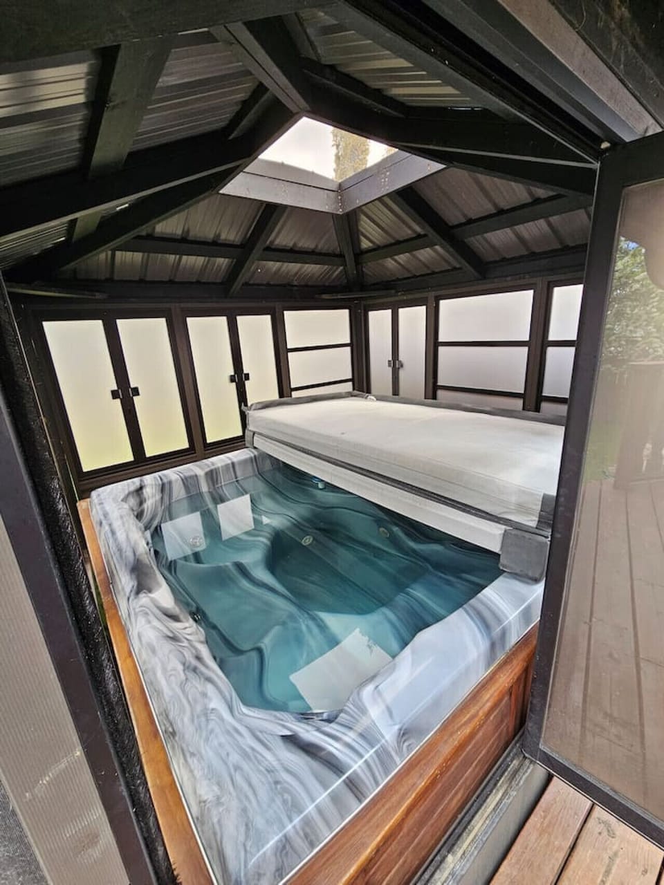 Indoor spa tub