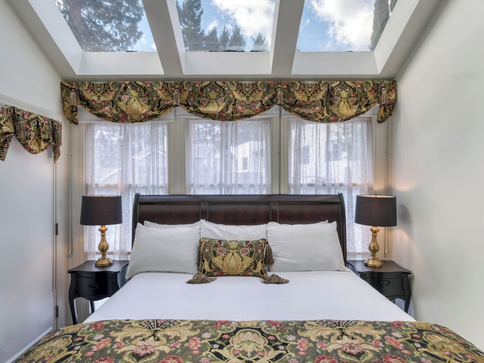 Double Room, 1 King Bed, Jetted Tub | Iron/ironing board, free WiFi