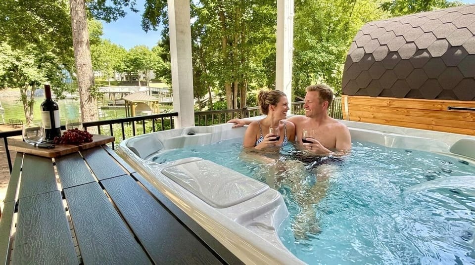 Spacious enough for the whole crew or just for 2, our 7 seat hot tub peaceful lake views and privacy. Unwind & relax; perfect for sunset soaks or starlit chats.