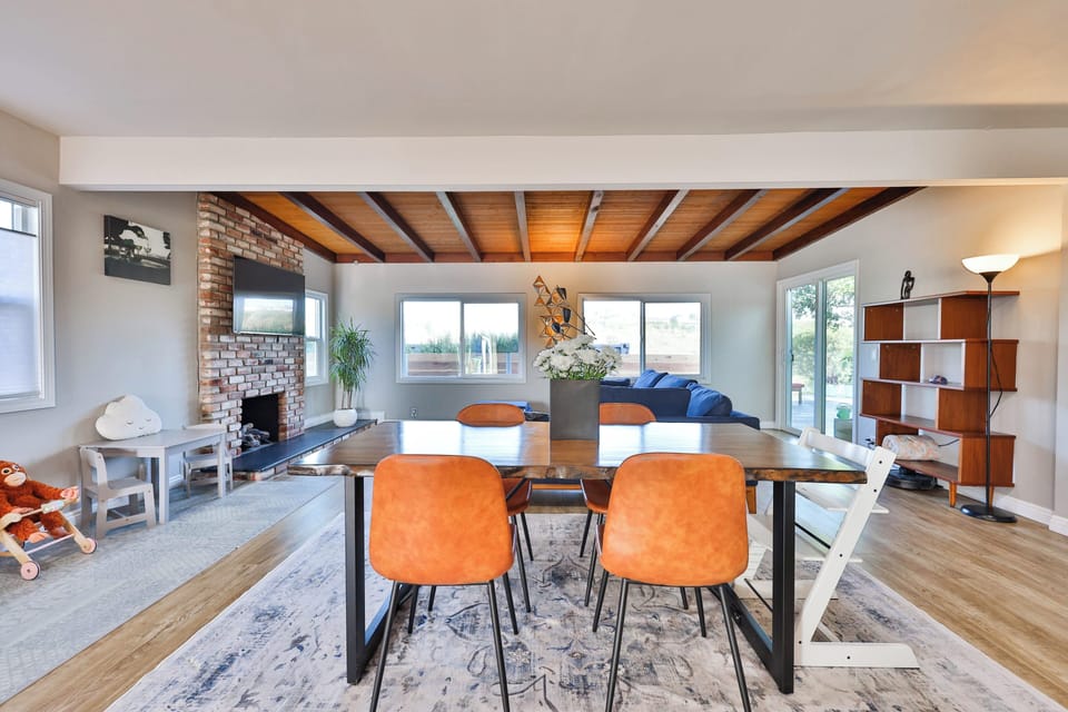 Dining room with 6-8 seats