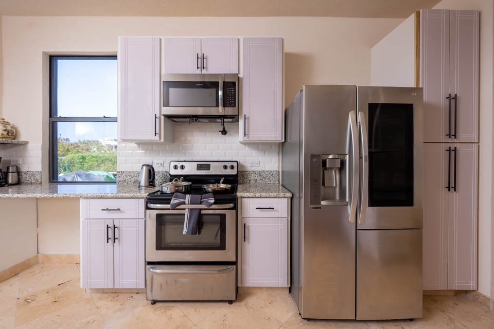 Full kitchen with modern appliances and filtered water