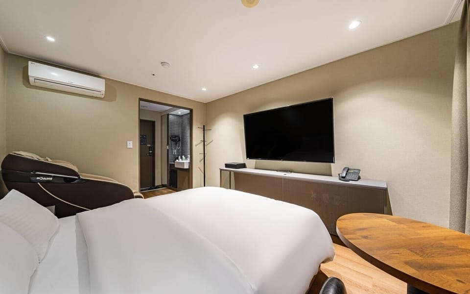 Hypo-allergenic bedding, free WiFi, bed sheets