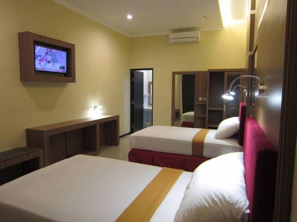 Business Double or Twin Room, 1 Double or 2 Twin Beds, Non Smoking, Garden View | In-room safe, desk, soundproofing, rollaway beds (surcharge)