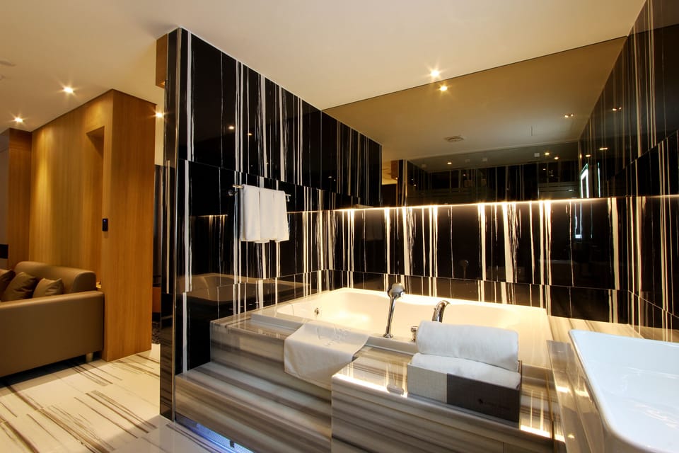 Suite | Deep soaking bathtub