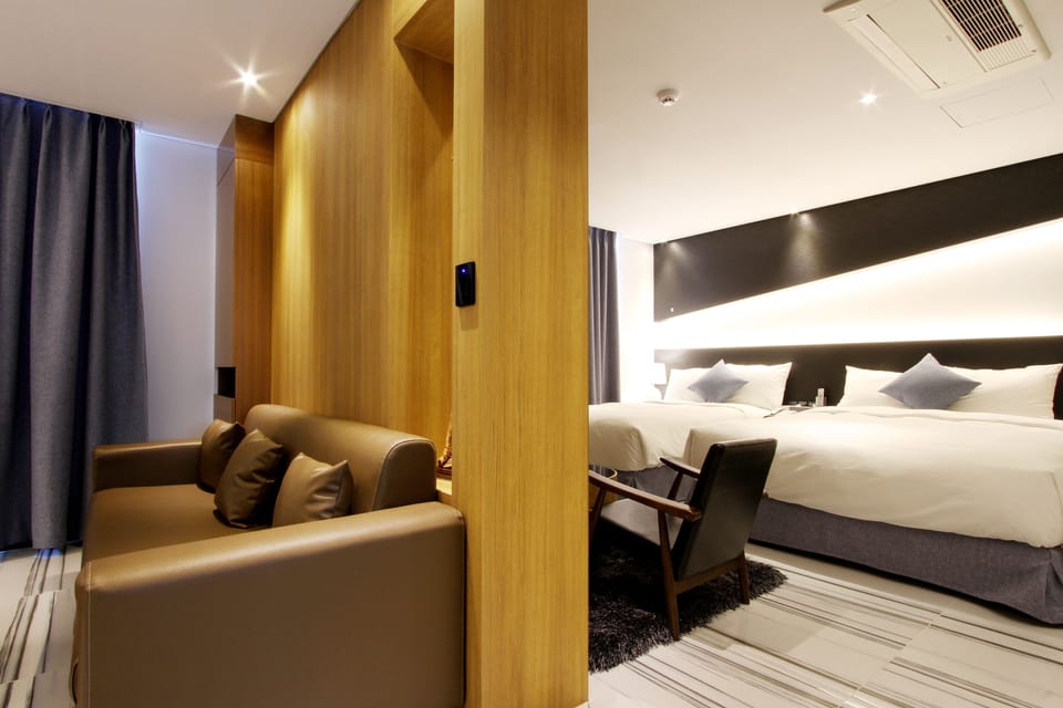 Suite | Living area | 50-inch LED TV with cable channels, TV, pay movies