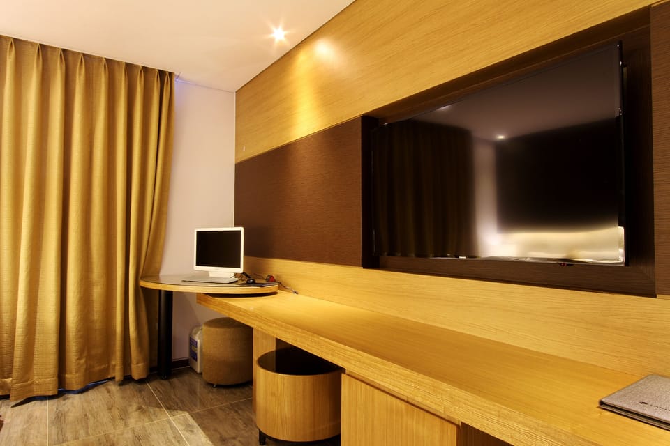Deluxe Twin Room | Premium bedding, down comforters, memory foam beds, desk
