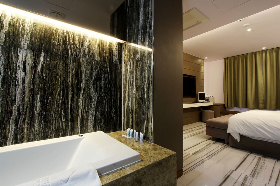Standard Room | Bathroom | Hydromassage showerhead, designer toiletries, hair dryer, bathrobes