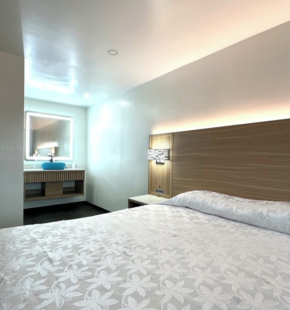 Comfort Room, 1 King Bed, Private Bathroom | Laptop workspace, free WiFi