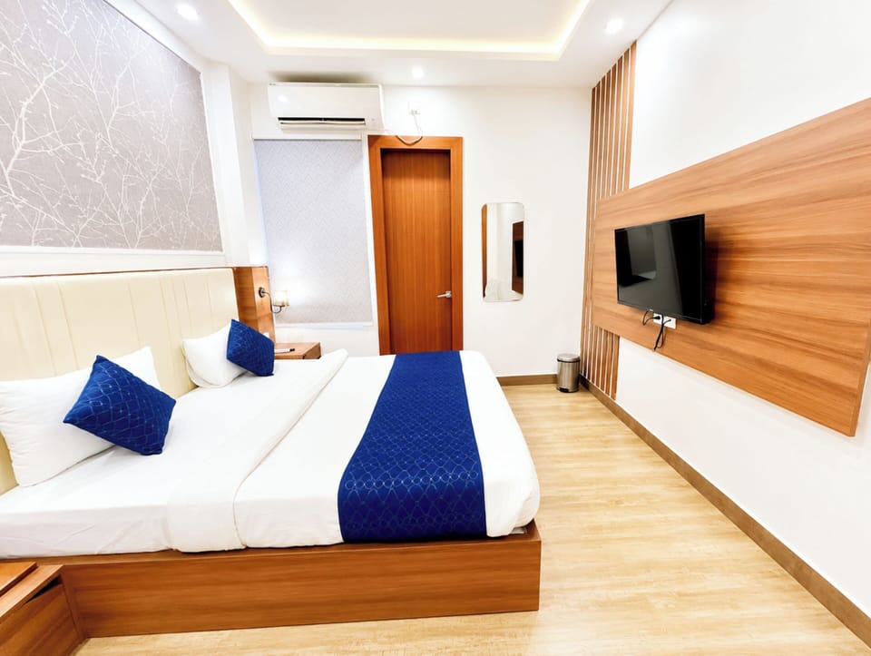Family Double Room, Air conditioning | Hypo-allergenic bedding, desk, soundproofing, free WiFi