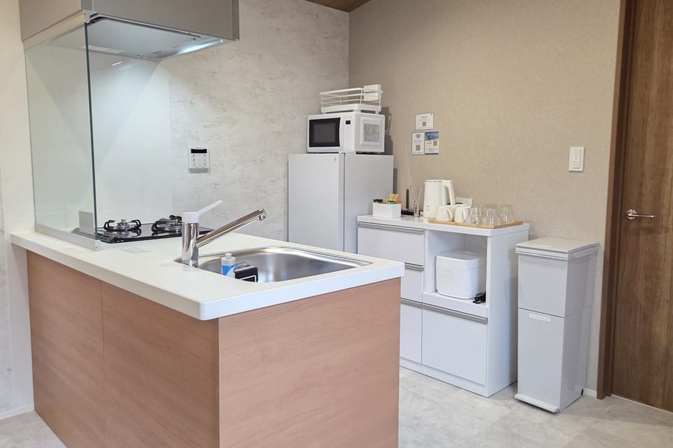 GF-4 (Up to 5 Guests): Complimentary Light Snacks & Beer (per guest) / Non-Smoking | Private kitchen | Fridge, microwave