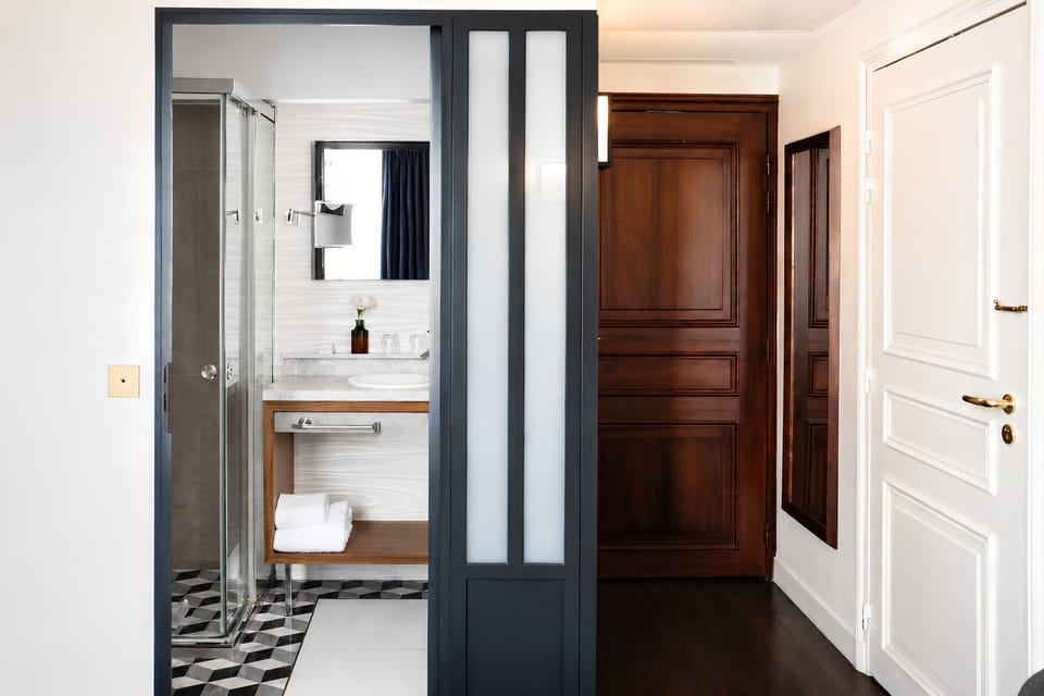 Classic Room | Bathroom | Shower, hydromassage showerhead, hair dryer, bathrobes