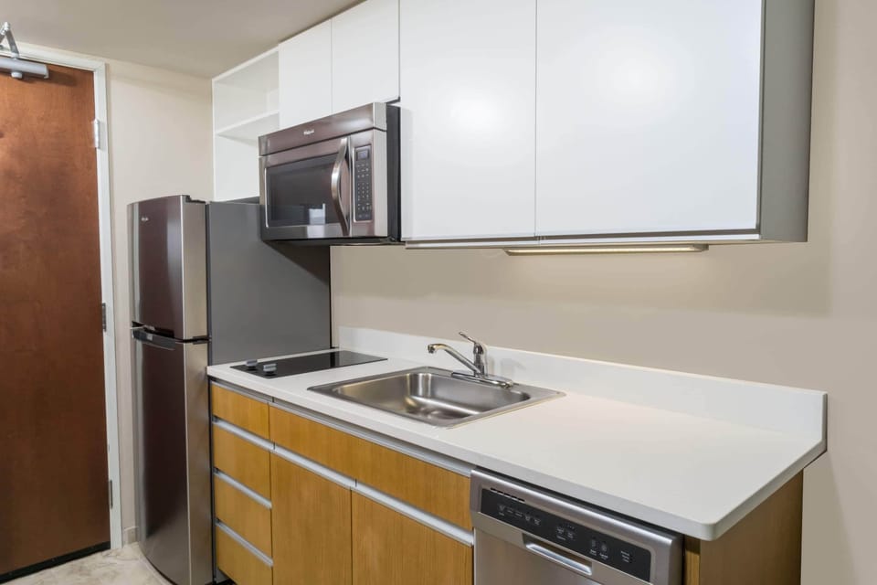 Full-size fridge, microwave, stovetop, dishwasher