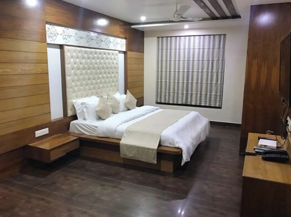 Executive Double Room, Air conditioning | Hypo-allergenic bedding, desk, soundproofing, free WiFi