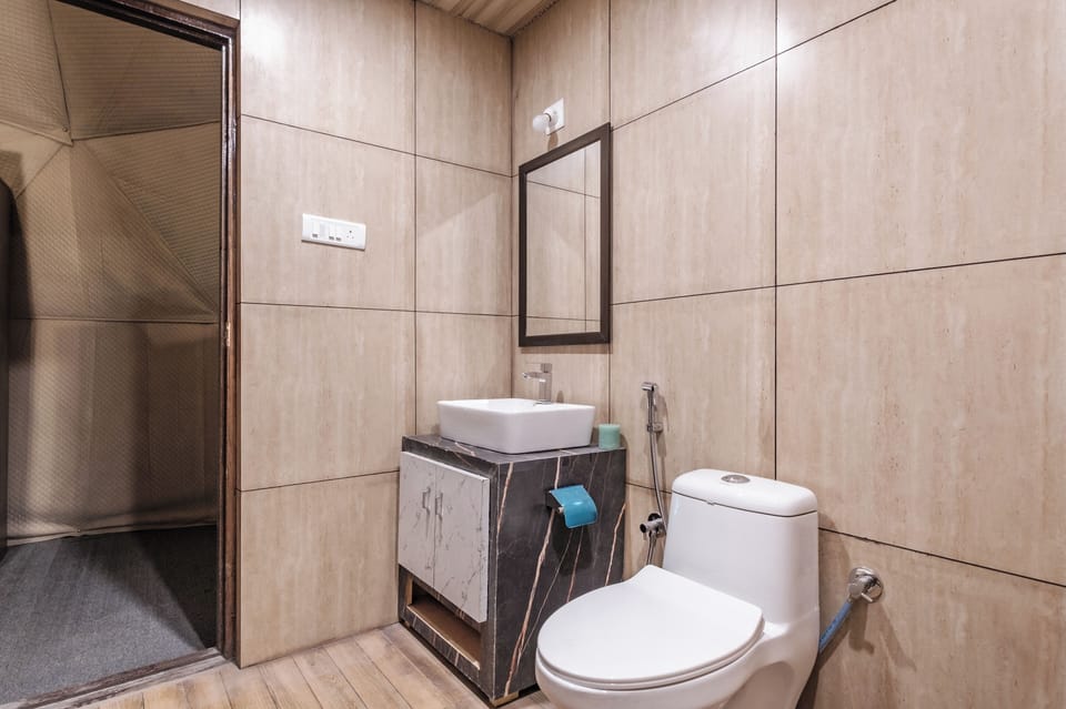 Royal Room, Valley View | Bathroom | Free toiletries, soap, shampoo