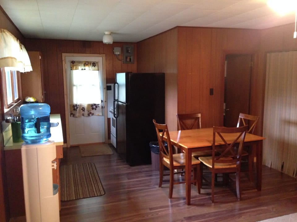 Coffee/tea maker, full-size fridge, microwave, stovetop