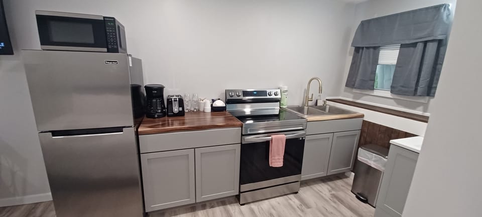 Economy Room, 1 King Bed | Private kitchen | Fridge, microwave, oven, stovetop
