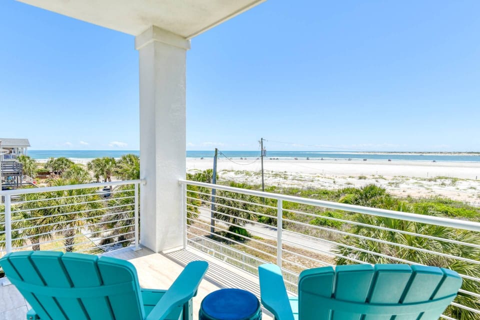 Begin and end each day on the third-floor private balcony, prefect for soaking in the sunrise and stargazing.