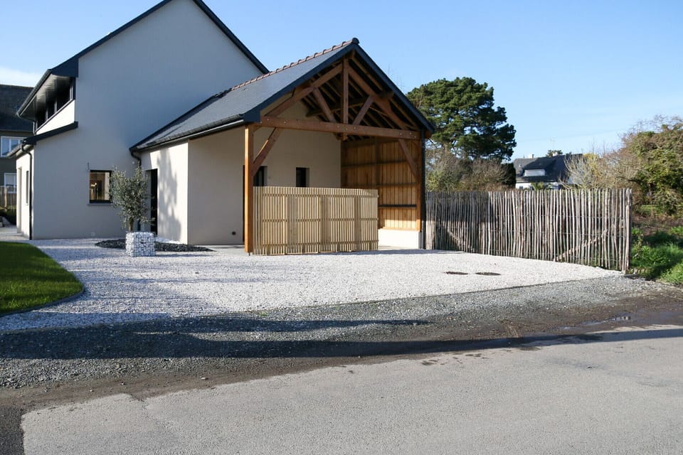 Studio + house facade - 1 parking space for the studio - photo taken in winter