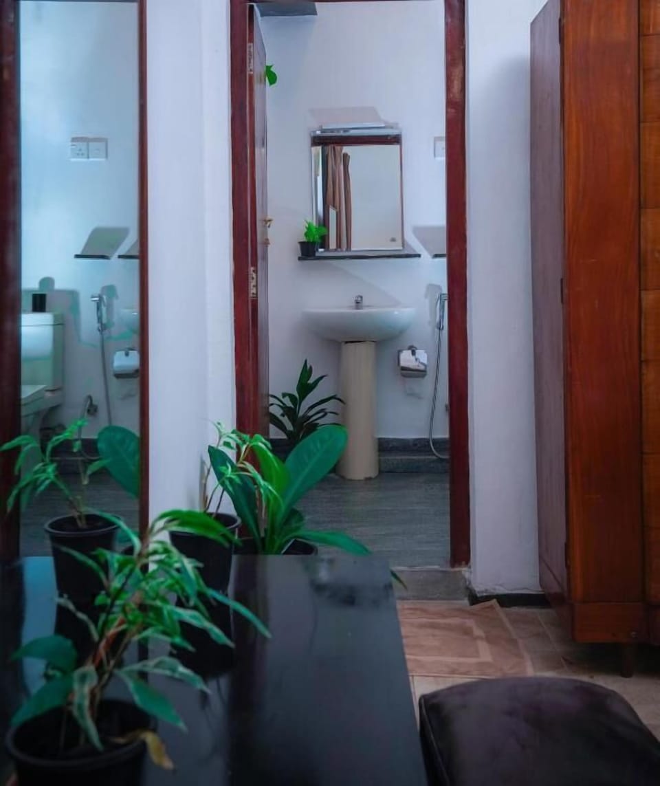 Standard Double Room | Bathroom | Towels