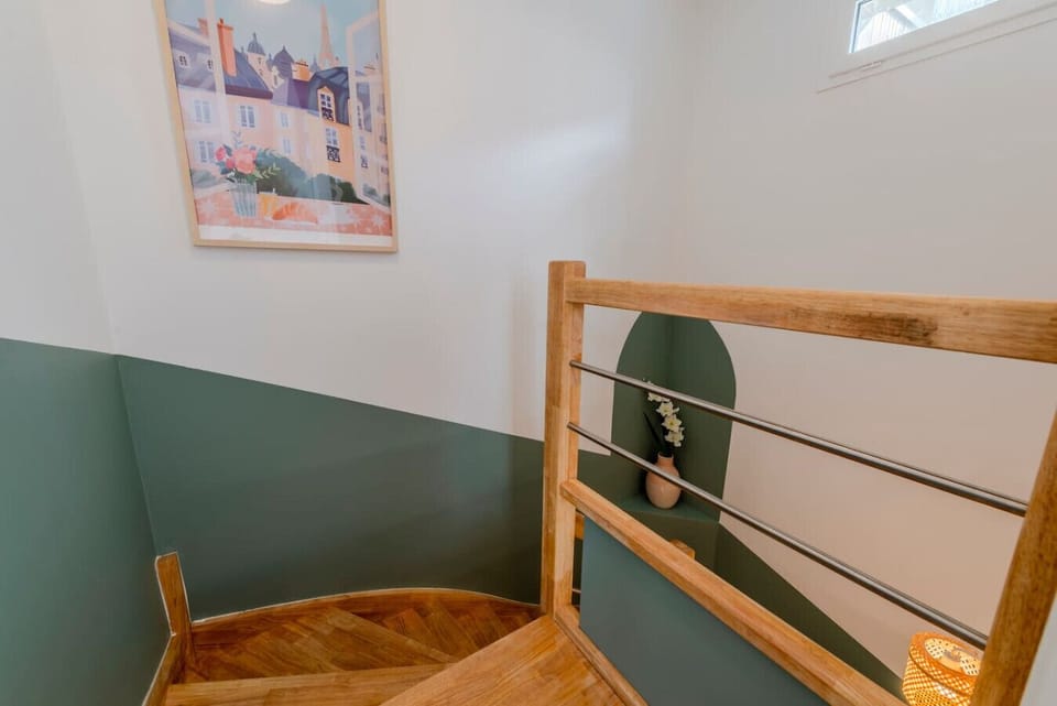 Accès à la chambre et à la salle de bain du premier étage