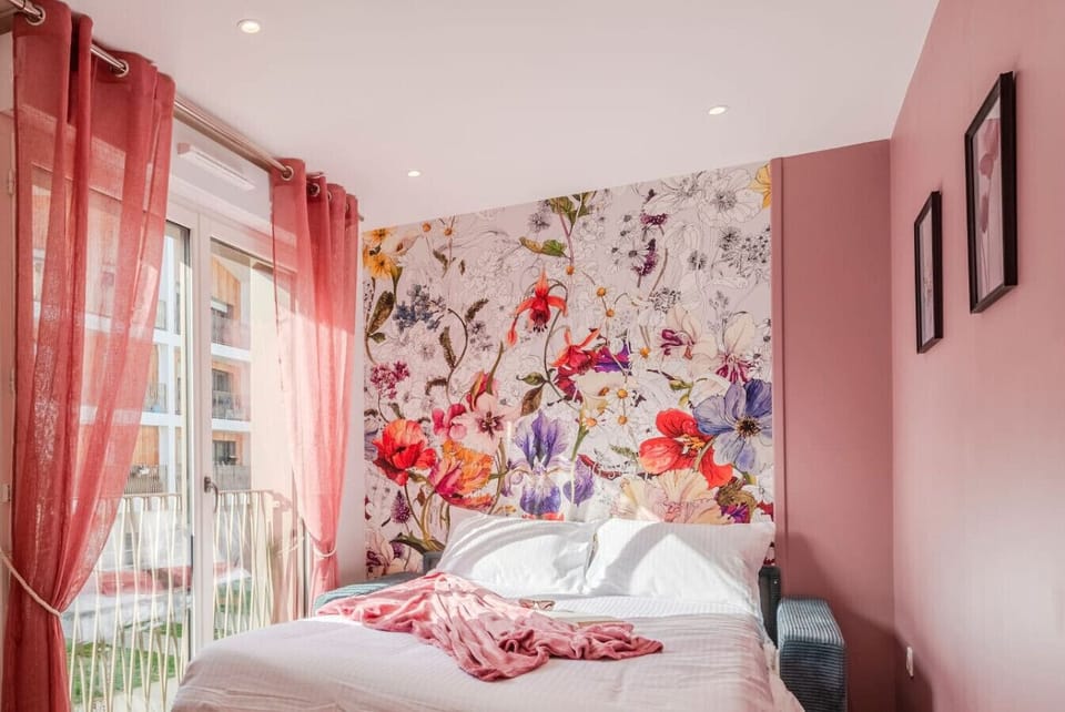 Chambre lumineuse avec canapé-lit double L140 et salle de douche avec WC attenante