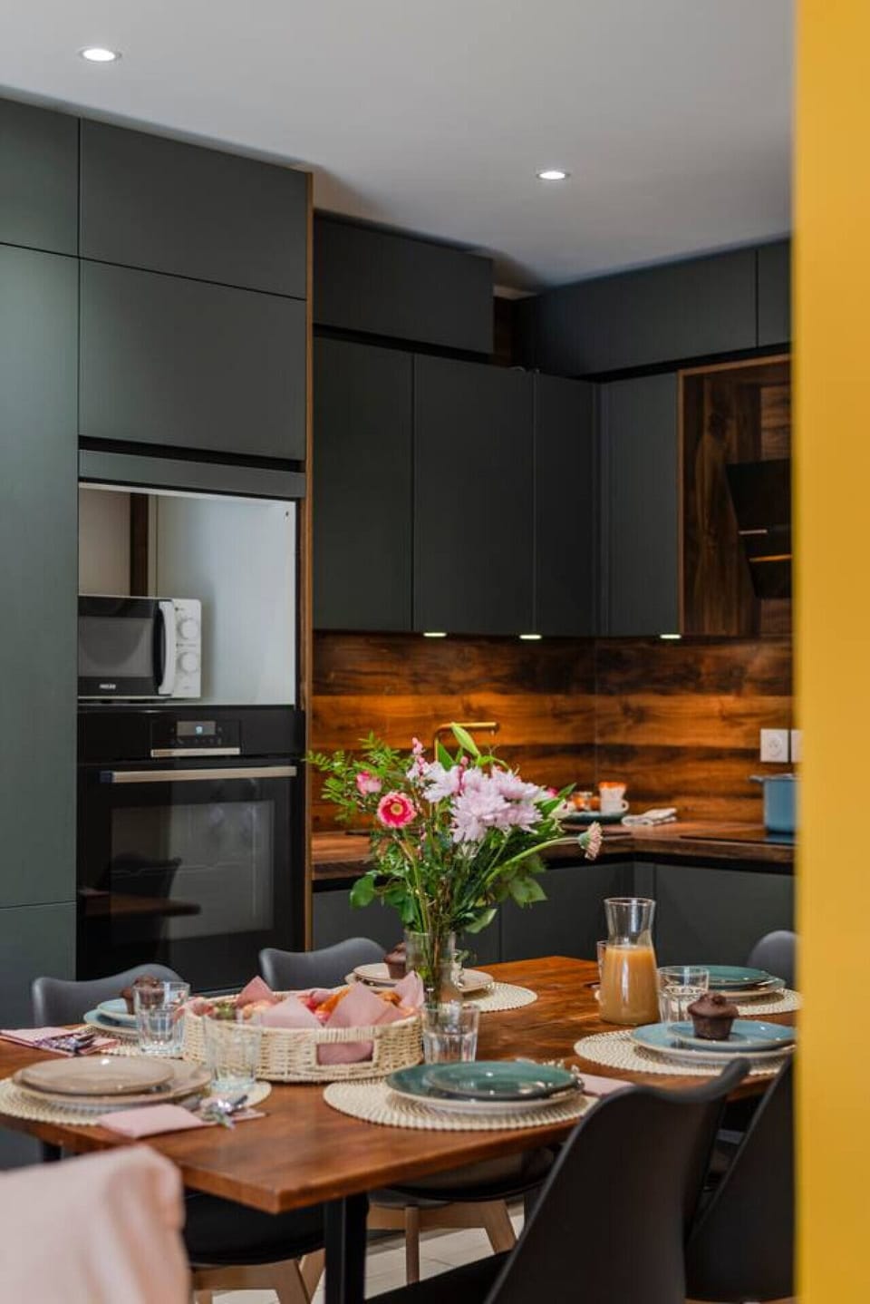 Cuisine moderne et élégante, entièrement équipée avec four, micro-ondes, lave-vaisselle, cafetière, bouilloire, réfrigérateur et congélateur