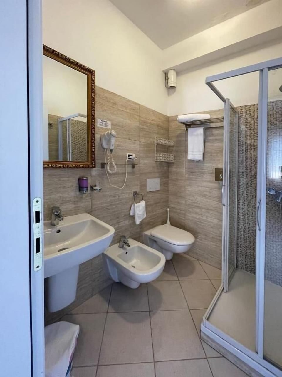 Deluxe Double Room, Balcony | Bathroom | Shower, hair dryer, bidet, towels